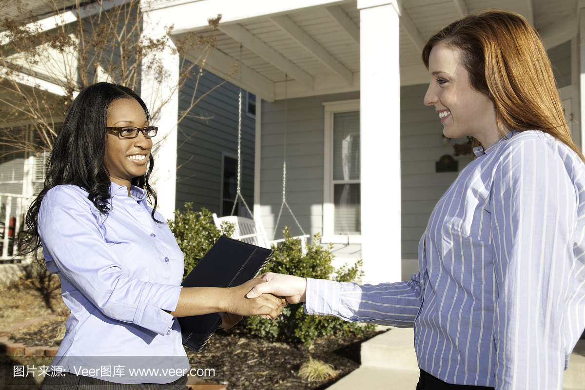 在房地产交易中,购房者与房地产经纪人握手